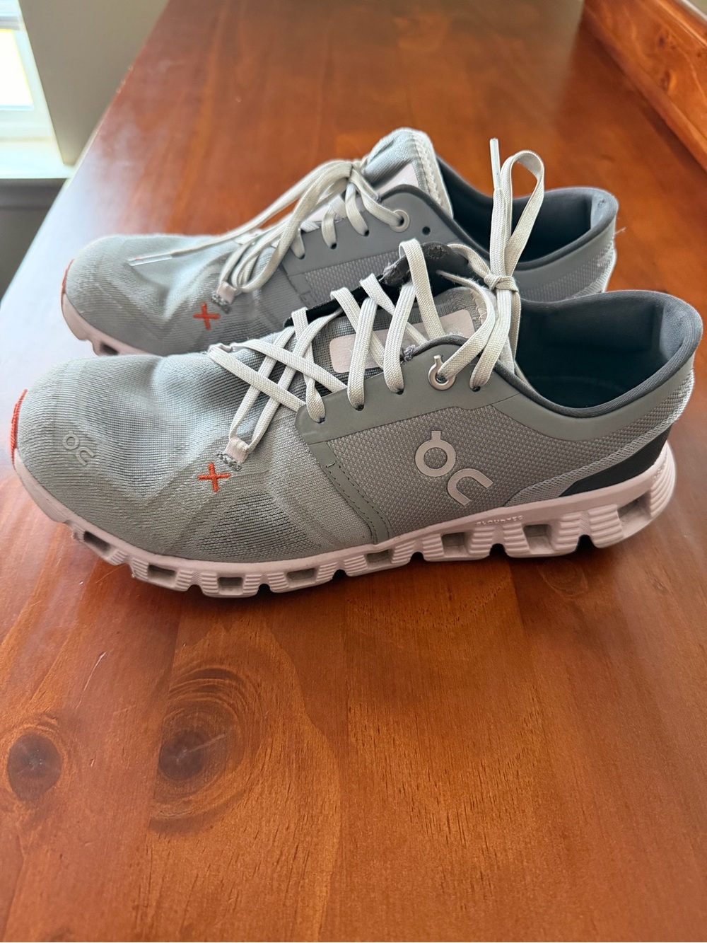 On Running women’s Athletic Shoes in Light Gray & Lavender great condition